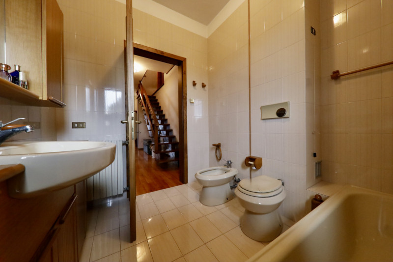 COMPOSIZIONE:
Proponiamo in vendita bellissima casa singola disposta su due livelli con ampi spaz...