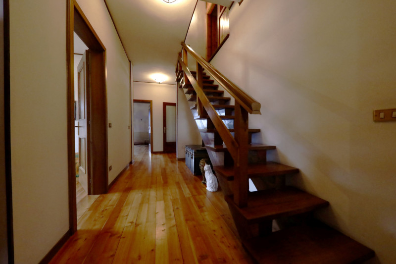 COMPOSIZIONE:
Proponiamo in vendita bellissima casa singola disposta su due livelli con ampi spaz...