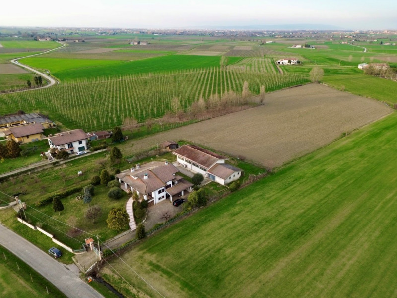 COMPOSIZIONE:
Proponiamo in vendita bellissima casa singola disposta su due livelli con ampi spaz...
