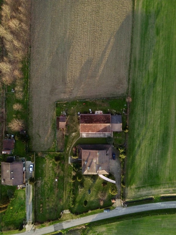 COMPOSIZIONE:
Proponiamo in vendita bellissima casa singola disposta su due livelli con ampi spaz...
