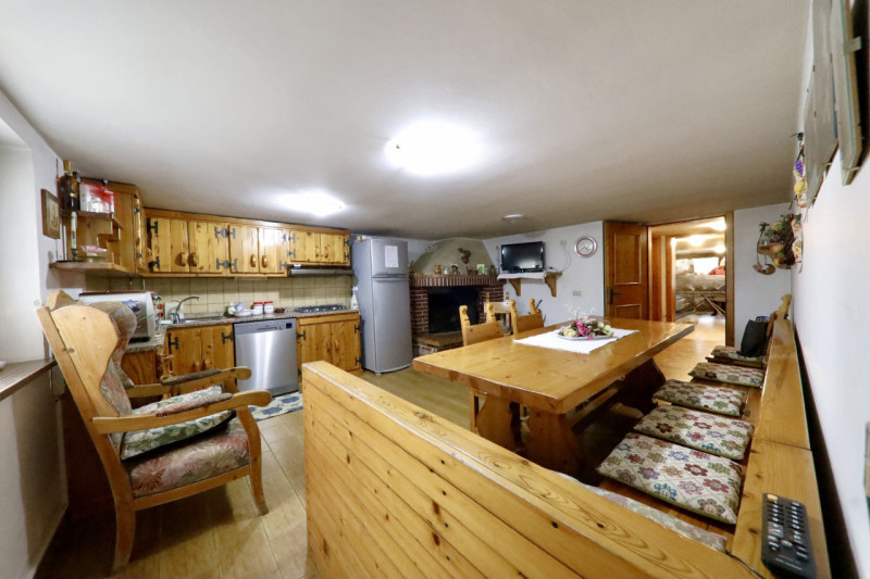 COMPOSIZIONE:
Proponiamo in vendita bellissima casa singola disposta su due livelli con ampi spaz...