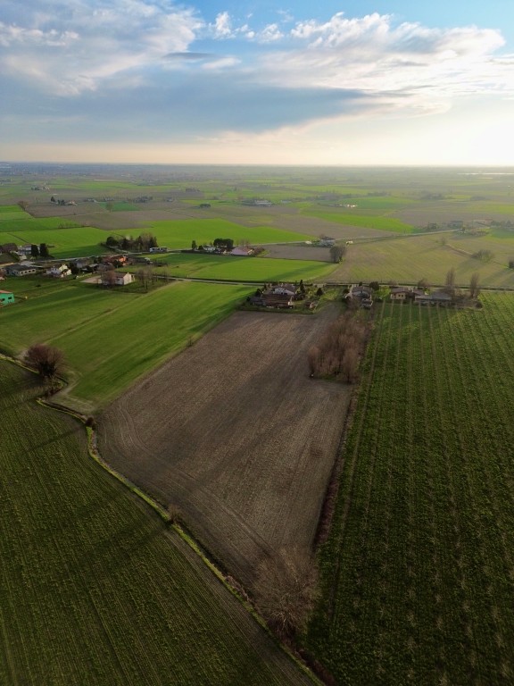 COMPOSIZIONE:
Proponiamo in vendita bellissima casa singola disposta su due livelli con ampi spaz...