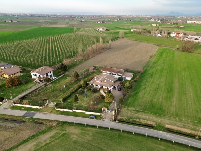 COMPOSIZIONE:
Proponiamo in vendita bellissima casa singola disposta su due livelli con ampi spaz...