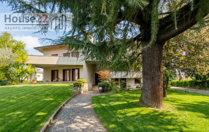 SANTA BERTILLA (Via Battaglione Stelvio 24). In tranquilla zona residenziale proponiamo, in villa...