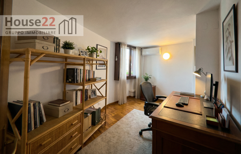 SANTA BERTILLA (Via Battaglione Stelvio 24). In tranquilla zona residenziale proponiamo, in villa...