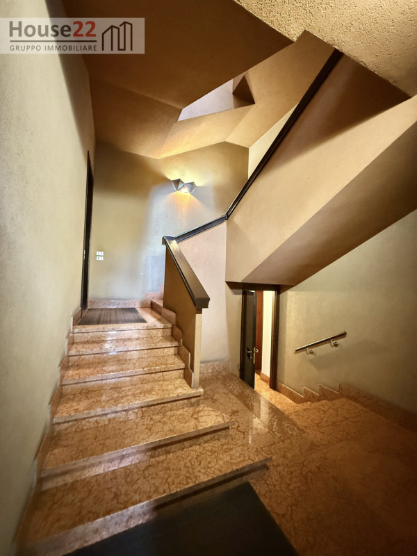 SANTA BERTILLA (Via Battaglione Stelvio 24). In tranquilla zona residenziale proponiamo, in villa...