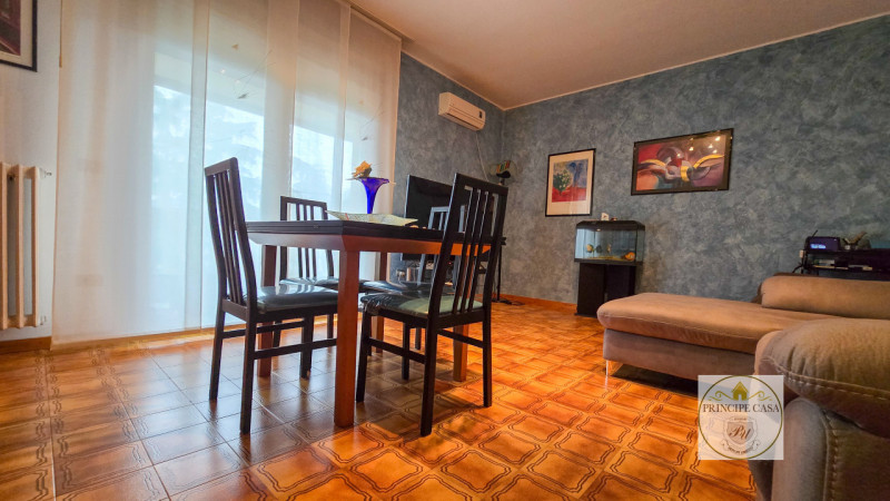 APE650 - In un contesto di poche unità proponiamo ad Este appartamento di ampie metrature situato...