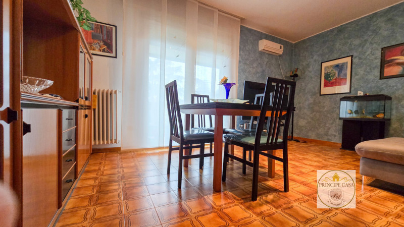 APE650 - In un contesto di poche unità proponiamo ad Este appartamento di ampie metrature situato...