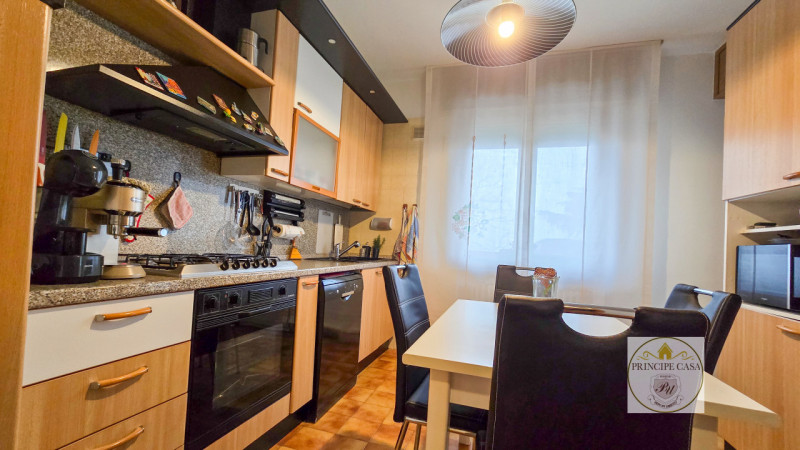 APE650 - In un contesto di poche unità proponiamo ad Este appartamento di ampie metrature situato...