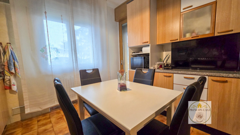 APE650 - In un contesto di poche unità proponiamo ad Este appartamento di ampie metrature situato...