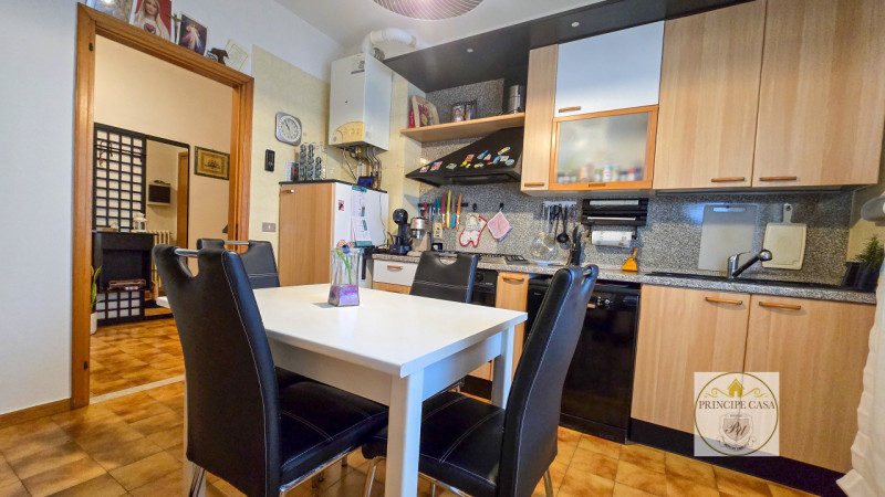 APE650 - In un contesto di poche unità proponiamo ad Este appartamento di ampie metrature situato...