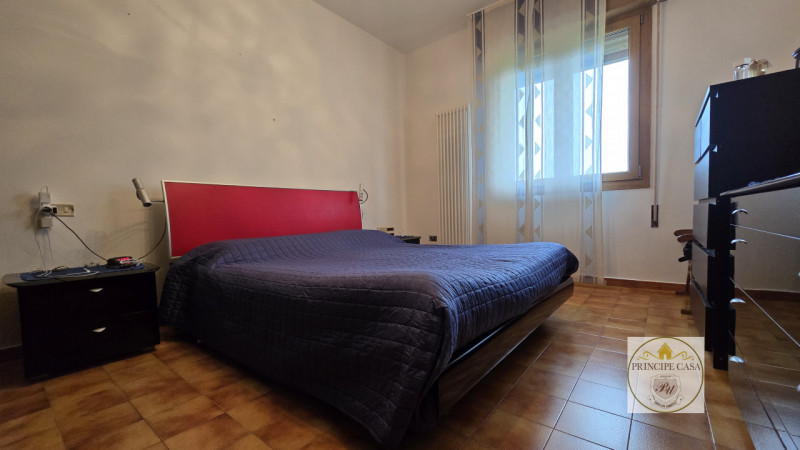 APE650 - In un contesto di poche unità proponiamo ad Este appartamento di ampie metrature situato...