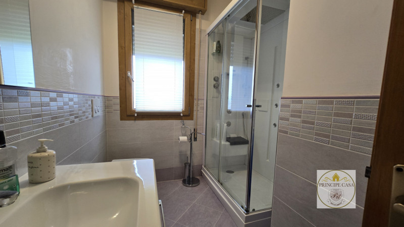 APE650 - In un contesto di poche unità proponiamo ad Este appartamento di ampie metrature situato...