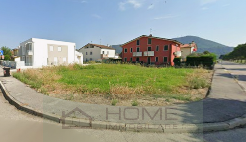 In una posizione privilegiata, in periferia di quartiere a Bastia, proponiamo in vendita un lotto...