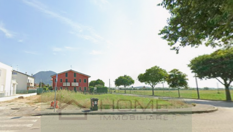 In una posizione privilegiata, in periferia di quartiere a Bastia, proponiamo in vendita un lotto...