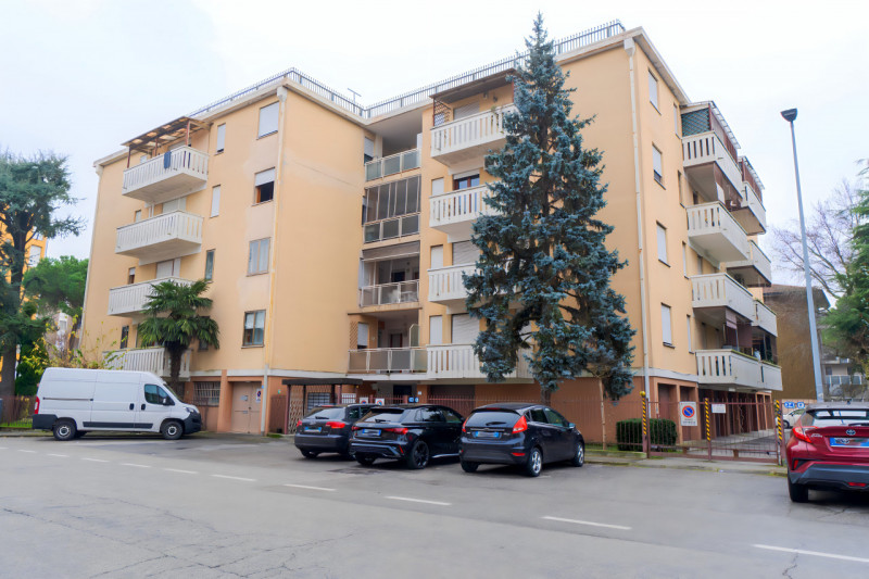 In contesto residenziale comodo ai principali servizi, proponiamo in vendita appartamento luminos...