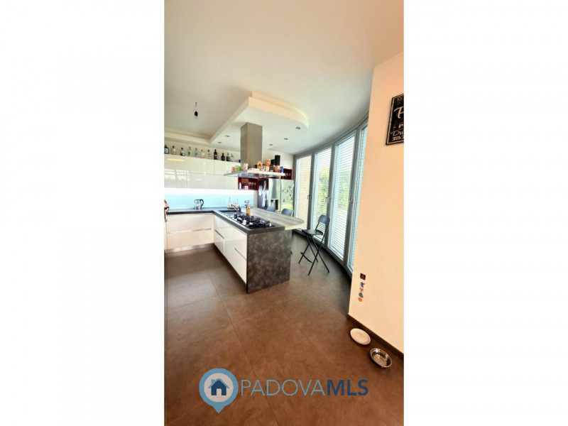 Immobile in esclusiva al Gruppo Padova MLS
BAGNOLI DI SOPRA:
Una posizione ideale per chi cerca s...