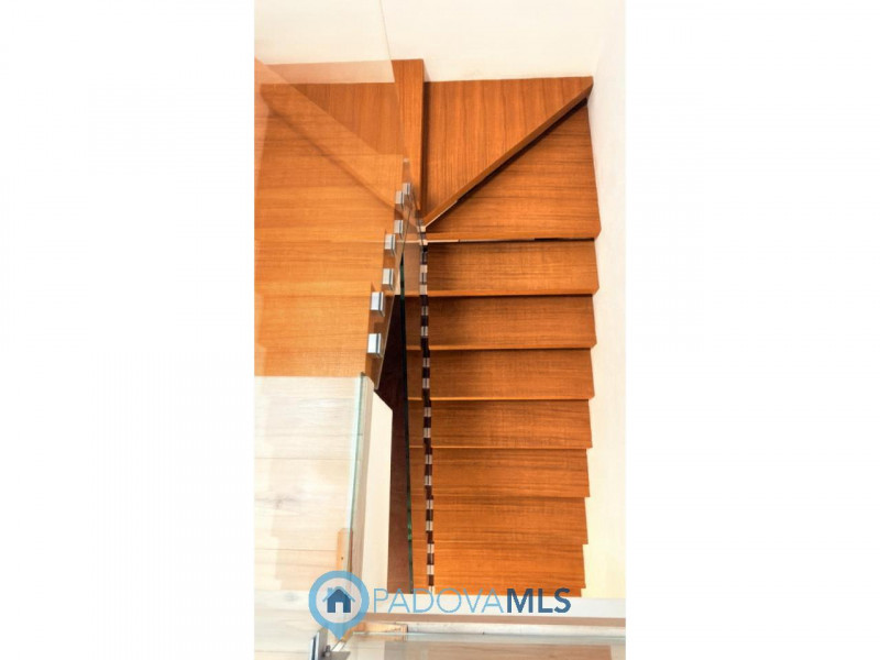 Immobile in esclusiva al Gruppo Padova MLS
BAGNOLI DI SOPRA:
Una posizione ideale per chi cerca s...