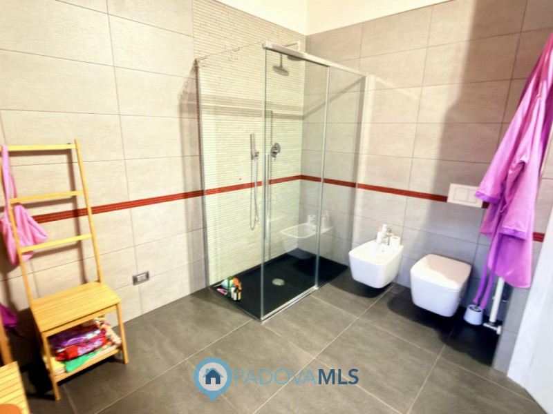 Immobile in esclusiva al Gruppo Padova MLS
BAGNOLI DI SOPRA:
Una posizione ideale per chi cerca s...