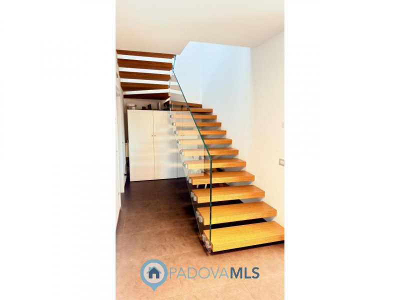 Immobile in esclusiva al Gruppo Padova MLS
BAGNOLI DI SOPRA:
Una posizione ideale per chi cerca s...