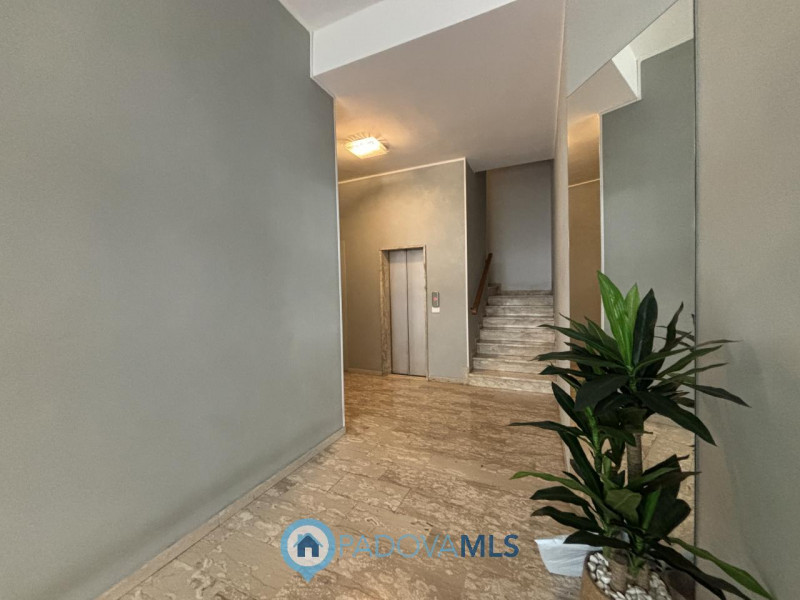 Immobile in esclusiva al Gruppo Padova MLS
In bella posizione residenziale, proponiamo appartamen...