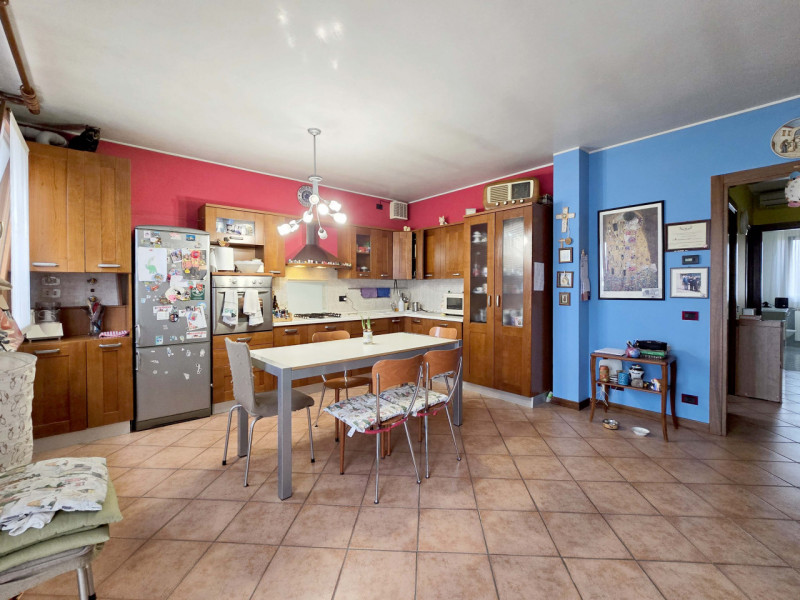 PONZANO VENETO in piccola palazzina con scala di sole 4 unità, vendesi appartamento al primo pian...