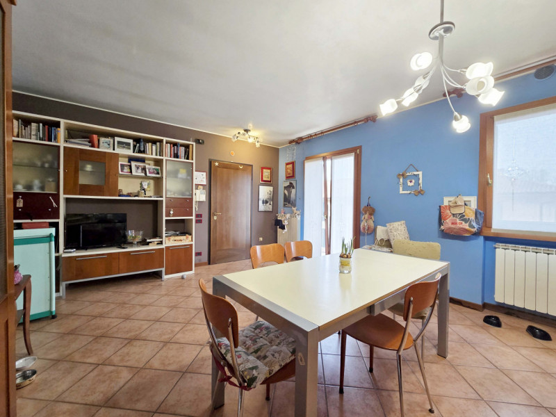 PONZANO VENETO in piccola palazzina con scala di sole 4 unità, vendesi appartamento al primo pian...