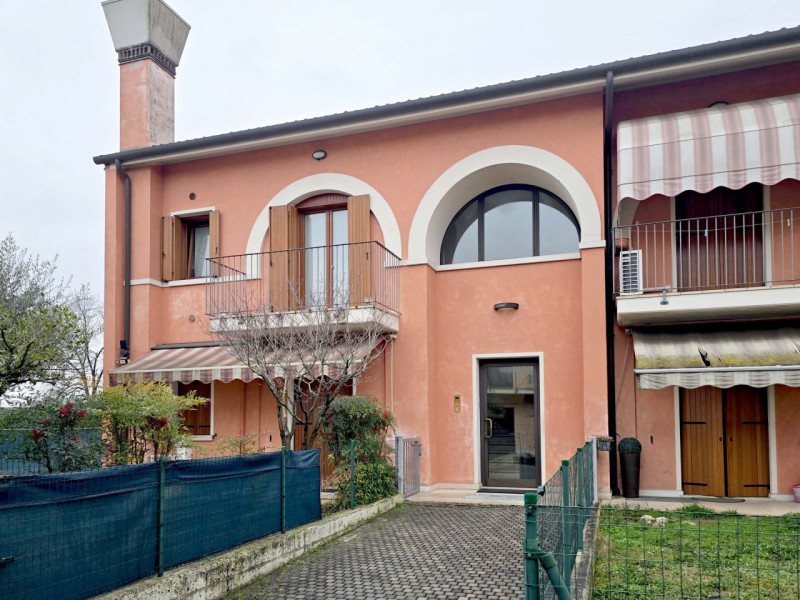 PONZANO VENETO in piccola palazzina con scala di sole 4 unità, vendesi appartamento al primo pian...