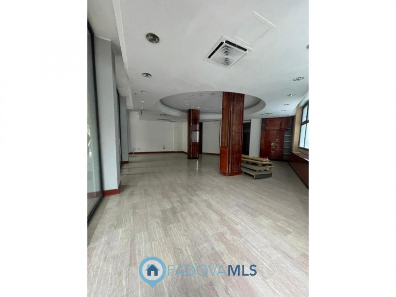 Immobile in esclusiva al Gruppo Padova MLS
In posizione centralissima, di forte passaggio pedonal...