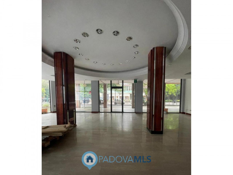 Immobile in esclusiva al Gruppo Padova MLS
In posizione centralissima, di forte passaggio pedonal...