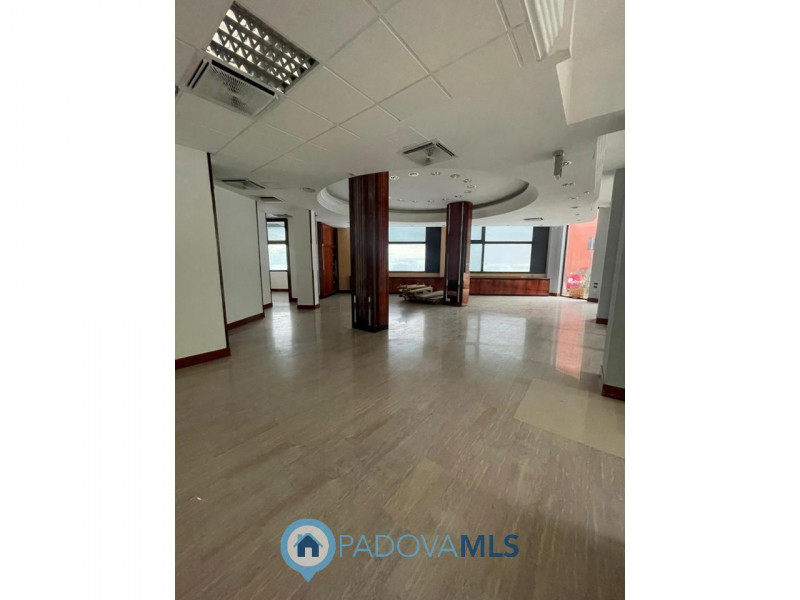 Immobile in esclusiva al Gruppo Padova MLS
In posizione centralissima, di forte passaggio pedonal...