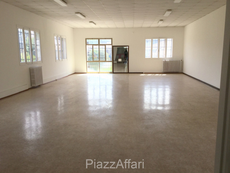 Disponibile da subito, possibili anche permute. 

Proponiamo in vendita, in Centro Storico - Via ...