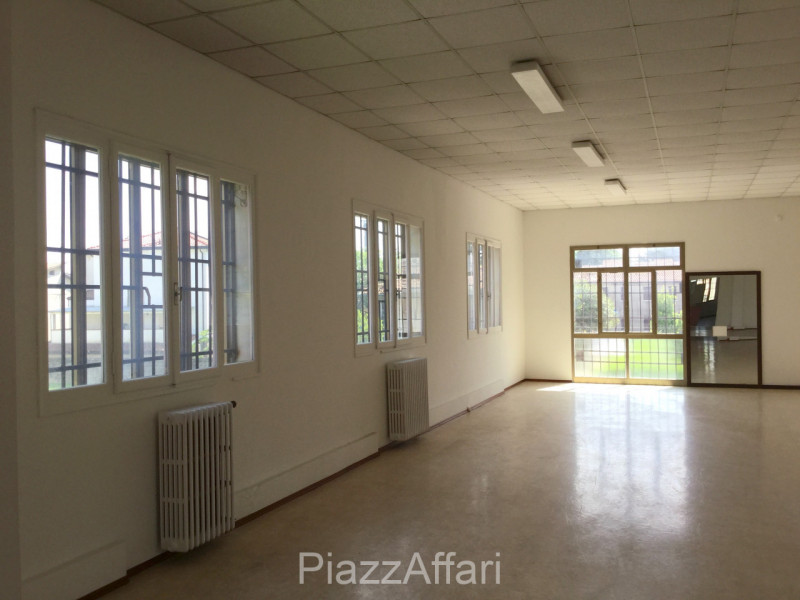 Disponibile da subito, possibili anche permute. 

Proponiamo in vendita, in Centro Storico - Via ...