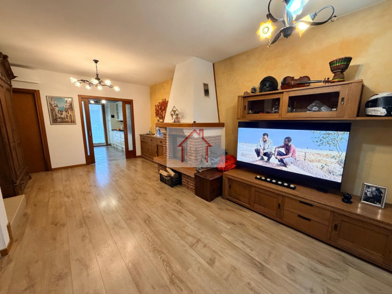 Proponiamo in vendita un'accogliente casa a schiera di testa situata nella tranquilla zona di Cus...