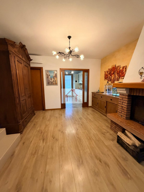 Proponiamo in vendita un'accogliente casa a schiera di testa situata nella tranquilla zona di Cus...