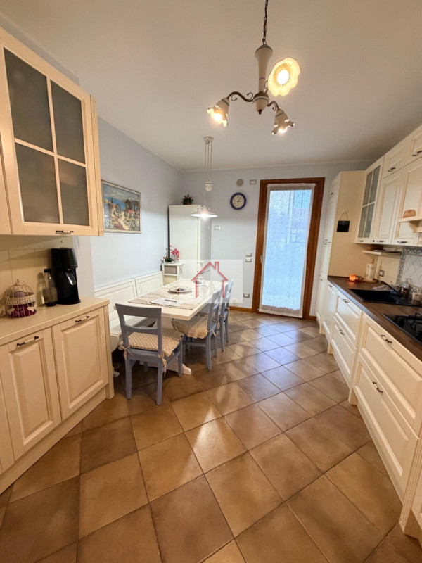 Proponiamo in vendita un'accogliente casa a schiera di testa situata nella tranquilla zona di Cus...