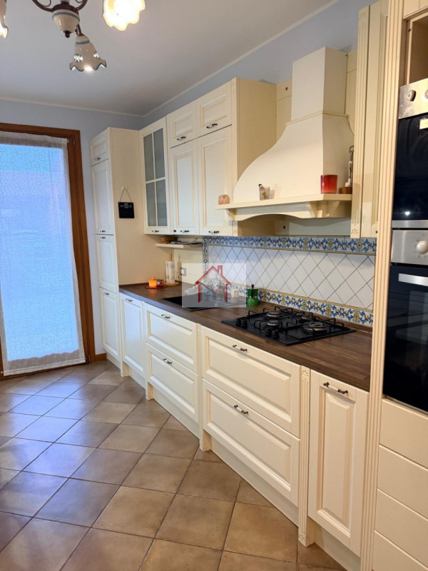 Proponiamo in vendita un'accogliente casa a schiera di testa situata nella tranquilla zona di Cus...