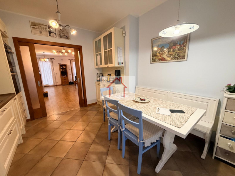 Proponiamo in vendita un'accogliente casa a schiera di testa situata nella tranquilla zona di Cus...