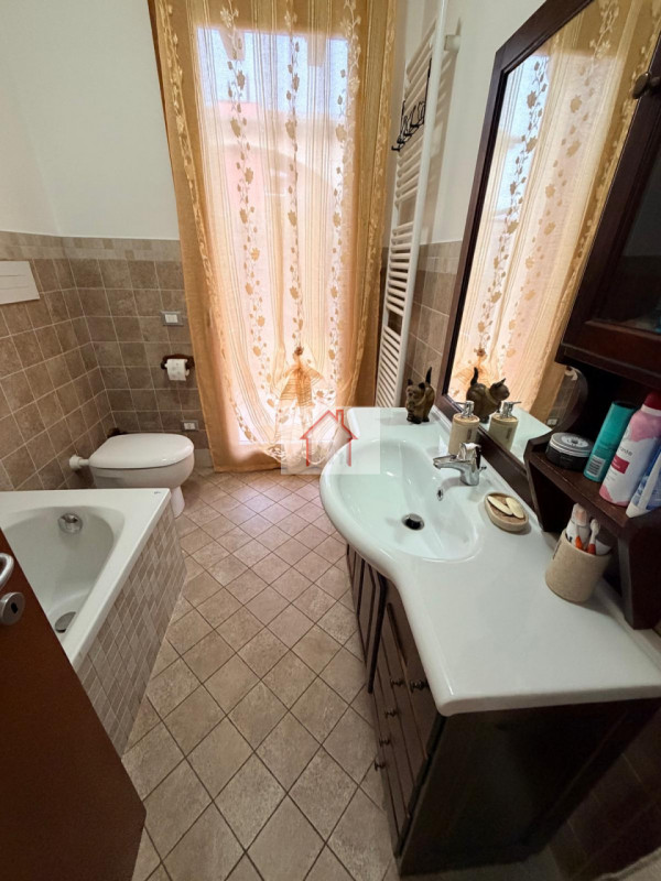 Proponiamo in vendita un'accogliente casa a schiera di testa situata nella tranquilla zona di Cus...