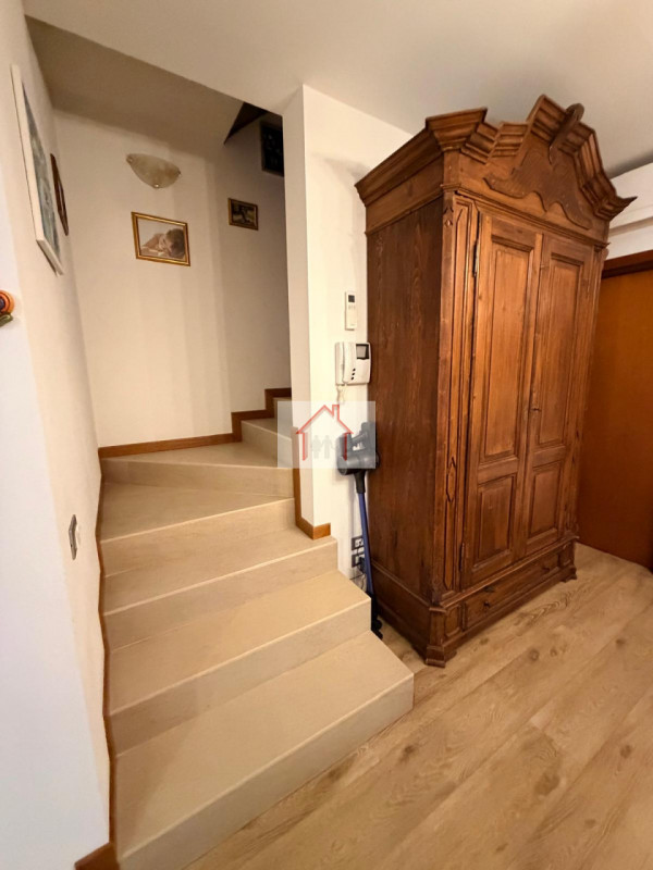 Proponiamo in vendita un'accogliente casa a schiera di testa situata nella tranquilla zona di Cus...