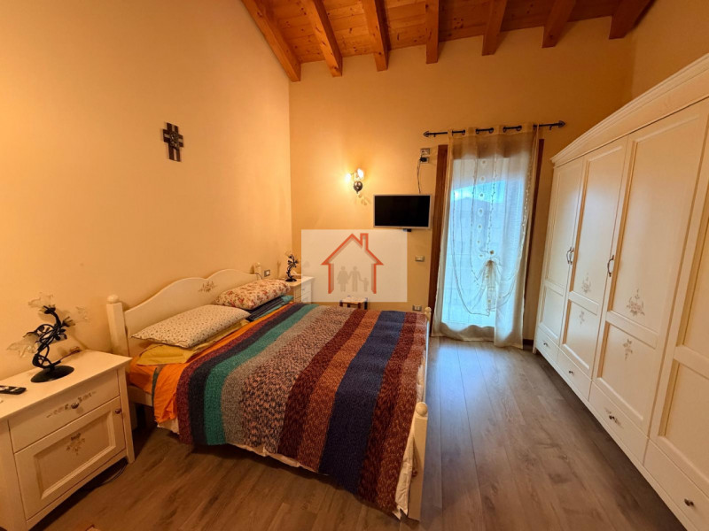 Proponiamo in vendita un'accogliente casa a schiera di testa situata nella tranquilla zona di Cus...