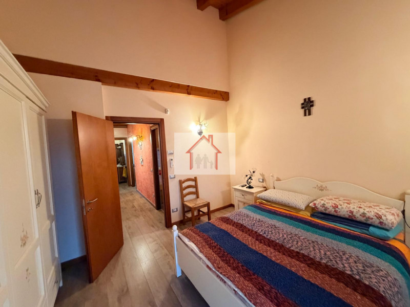 Proponiamo in vendita un'accogliente casa a schiera di testa situata nella tranquilla zona di Cus...