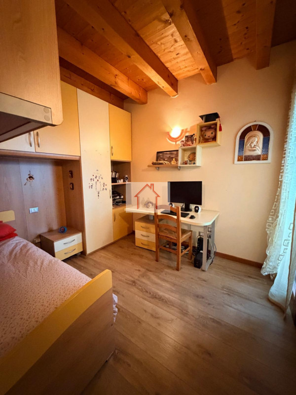 Proponiamo in vendita un'accogliente casa a schiera di testa situata nella tranquilla zona di Cus...