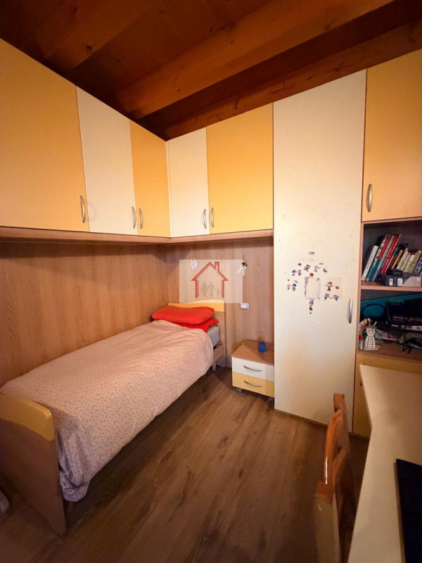 Proponiamo in vendita un'accogliente casa a schiera di testa situata nella tranquilla zona di Cus...