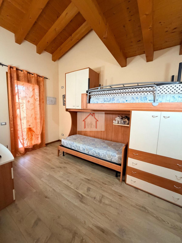 Proponiamo in vendita un'accogliente casa a schiera di testa situata nella tranquilla zona di Cus...