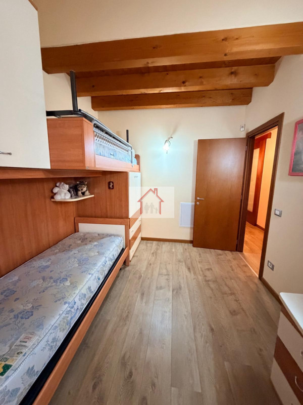 Proponiamo in vendita un'accogliente casa a schiera di testa situata nella tranquilla zona di Cus...