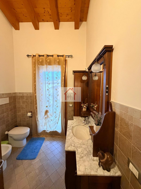 Proponiamo in vendita un'accogliente casa a schiera di testa situata nella tranquilla zona di Cus...