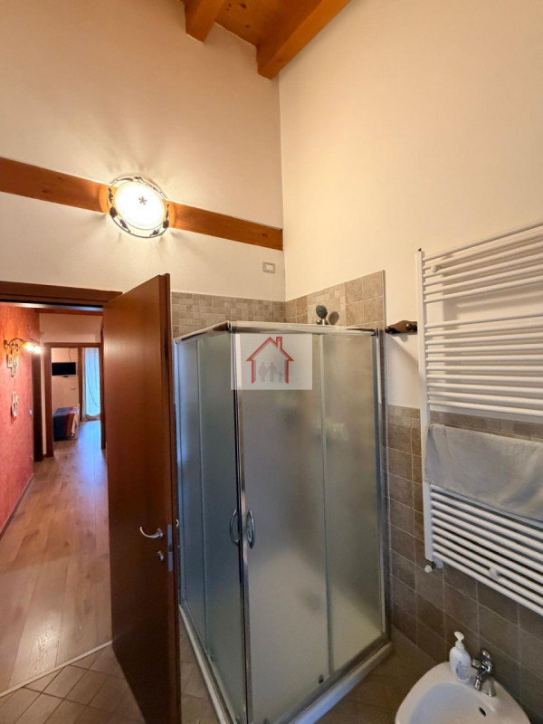 Proponiamo in vendita un'accogliente casa a schiera di testa situata nella tranquilla zona di Cus...