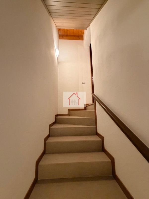 Proponiamo in vendita un'accogliente casa a schiera di testa situata nella tranquilla zona di Cus...