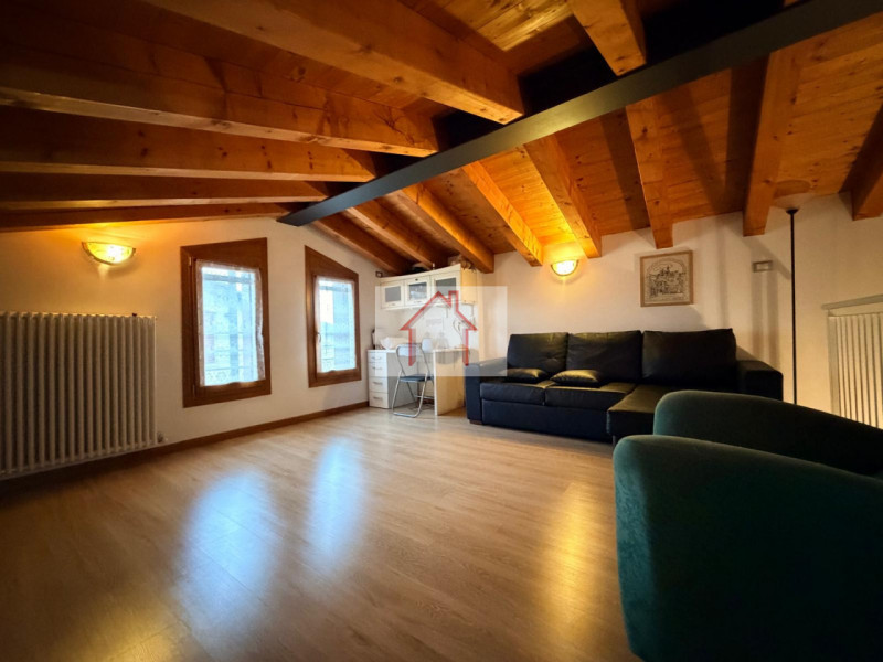 Proponiamo in vendita un'accogliente casa a schiera di testa situata nella tranquilla zona di Cus...